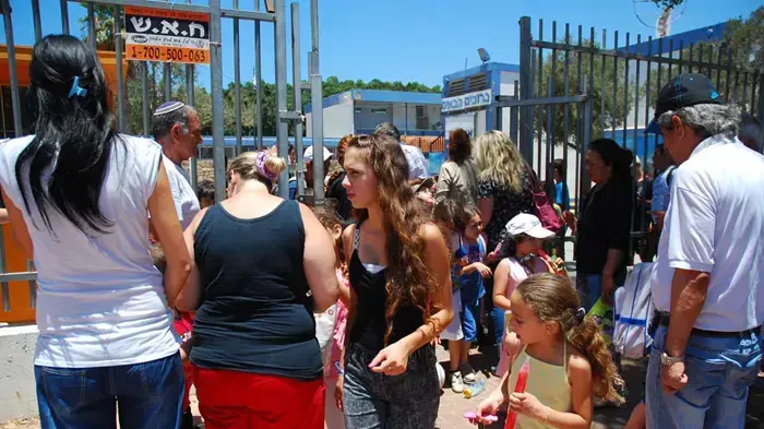 ילדי בית הספר היסודי "אילנות" באשקלון יוצאים לחופש הגדול- יוני 2010  
