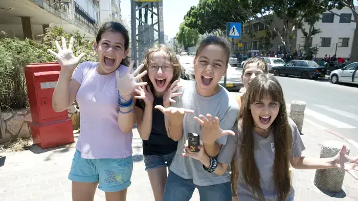 ילדי בית הספר היסודי "א.ד. גורדון" בגבעתיים יוצאים לחופש הגדול- יוני 2010  