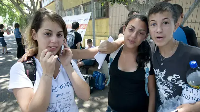 ילדי בית הספר היסודי "א.ד. גורדון" בגבעתיים יוצאים לחופש הגדול- יוני 2010  
