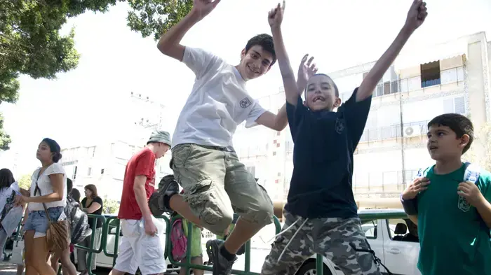ילדי בית הספר היסודי "א.ד. גורדון" בגבעתיים יוצאים לחופש הגדול- יוני 2010  