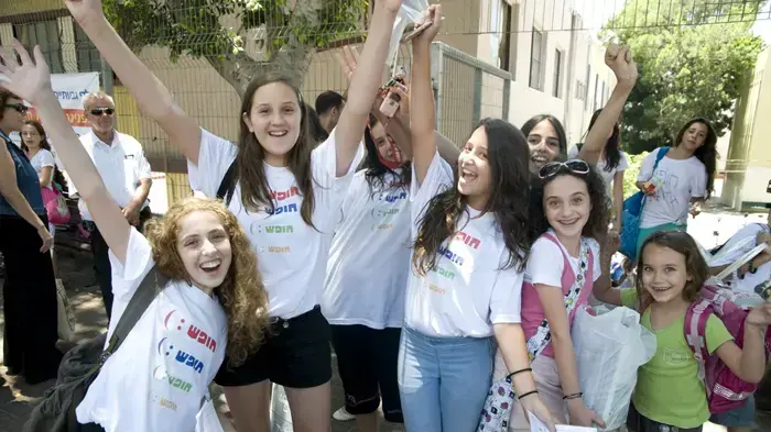 ילדי בית הספר היסודי "א.ד. גורדון" בגבעתיים יוצאים לחופש הגדול- יוני 2010  