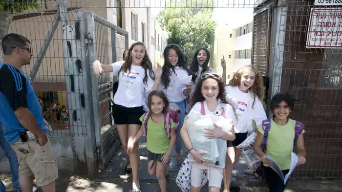 ילדי בית הספר היסודי "א.ד. גורדון" בגבעתיים יוצאים לחופש הגדול- יוני 2010  