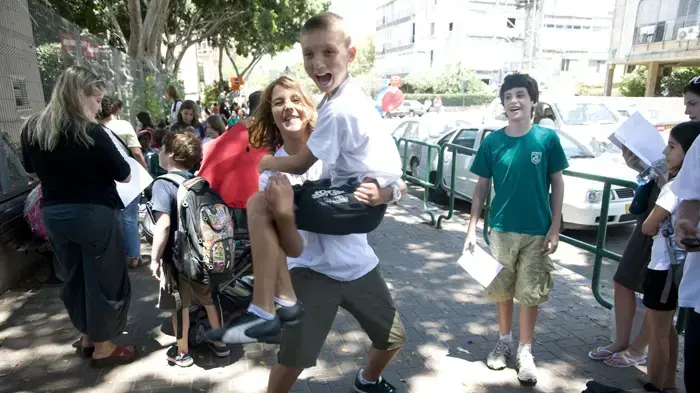 ילדי בית הספר היסודי "א.ד. גורדון" בגבעתיים יוצאים לחופש הגדול- יוני 2010  