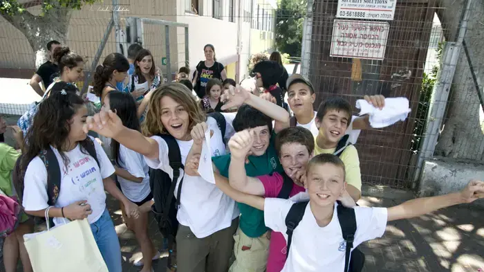 ילדי בית הספר היסודי "א.ד. גורדון" בגבעתיים יוצאים לחופש הגדול- יוני 2010  