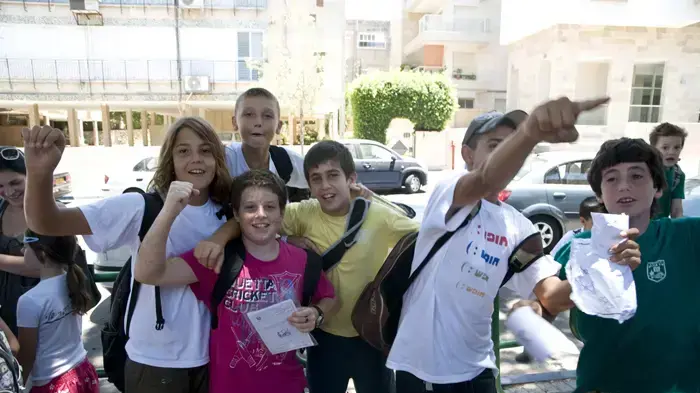 ילדי בית הספר היסודי "א.ד. גורדון" בגבעתיים יוצאים לחופש הגדול- יוני 2010  
