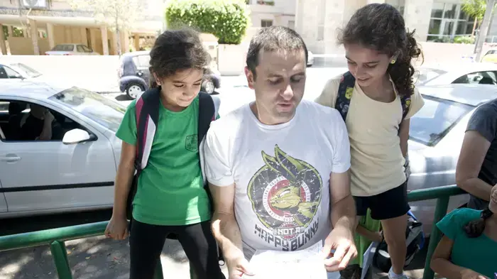 ילדי בית הספר היסודי "א.ד. גורדון" בגבעתיים יוצאים לחופש הגדול- יוני 2010  