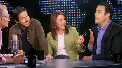 לארי קינג עם ריי רומנו, פטרישיה היטון והשחקן בראד גארט, 2005