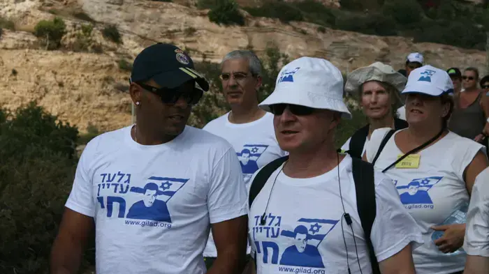 מצעד משפחת שליט מגיע לקיסריה- יוני 2010 מצעד משפחת שליט מגיע לקיסריה- יוני 2010
