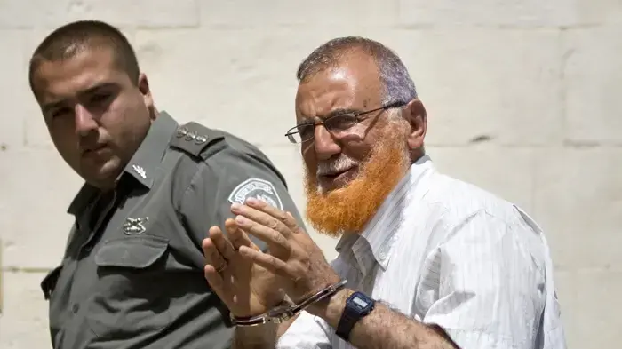 בכיר חמאס מוחמד אבו טיר מגיע לבית משפט השלום בירושלים, יולי 2010