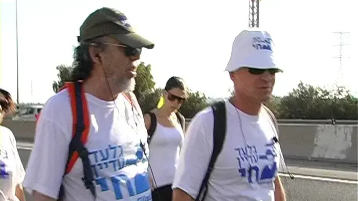 המונים ממשיכים לצעוד עם משפחת שליט