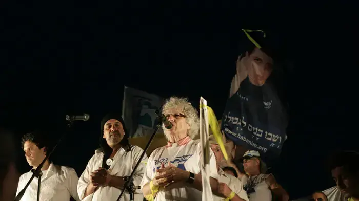 משפחת שליט ערכה קבלת שבת מול בית ראש הממשלה בקיסריה