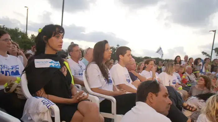 משפחת שליט ערכה קבלת שבת מול בית ראש הממשלה בקיסריה