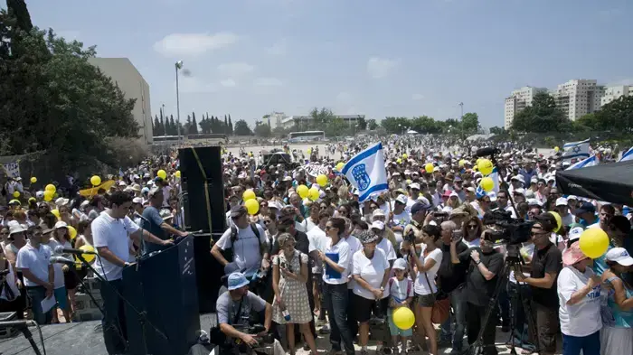 צעדת משפחת שליט בעצרת במכללה הבינתחומית בהרצליה- יוני 2010 