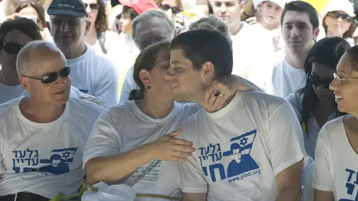 צעדת משפחת שליט בעצרת במכללה הבינתחומית בהרצליה- יוני 2010 