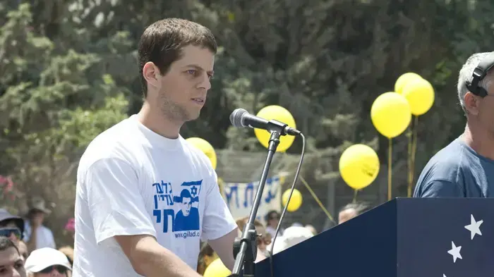צעדת משפחת שליט בעצרת במכללה הבינתחומית בהרצליה- יוני 2010 