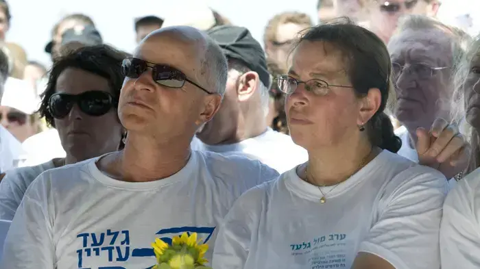 צעדת משפחת שליט בעצרת במכללה הבינתחומית בהרצליה- יוני 2010 