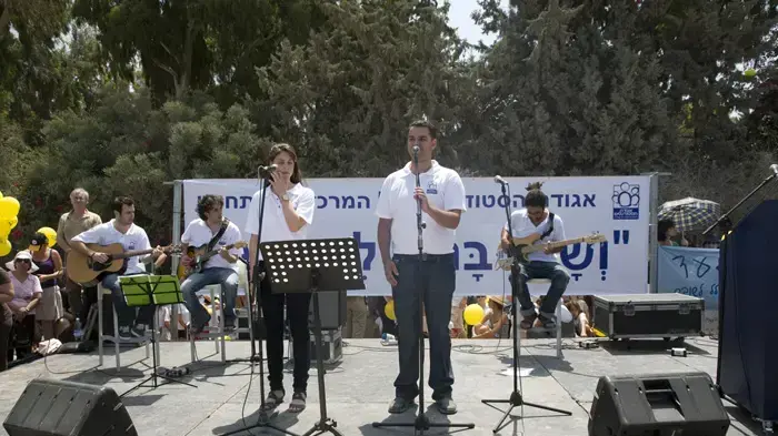 צעדת משפחת שליט בעצרת במכללה הבינתחומית בהרצליה- יוני 2010 
