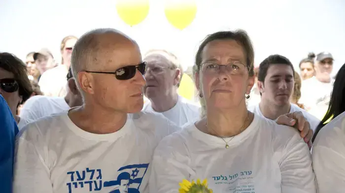 צעדת משפחת שליט בעצרת במכללה הבינתחומית בהרצליה- יוני 2010 