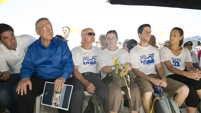 צעדת משפחת שליט בעצרת במכללה הבינתחומית בהרצליה- יוני 2010 