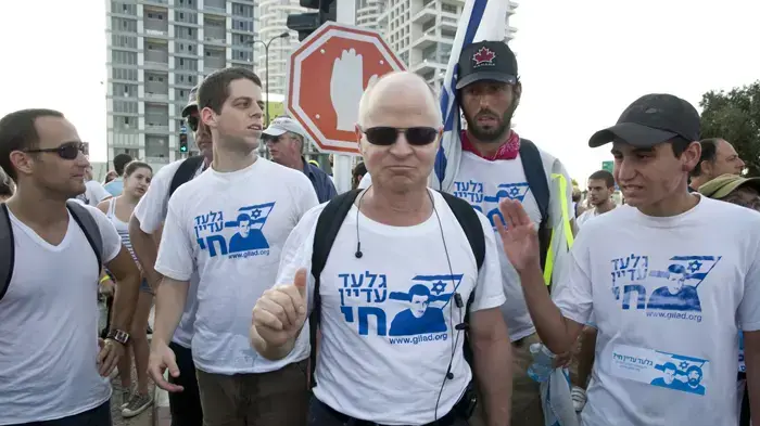 משפחת שליט צועדת בנתיבי איילון יולי 2010