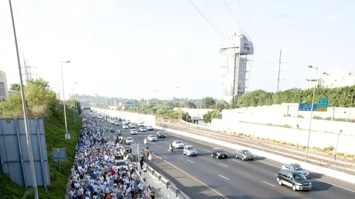 משפחת שליט צועדת בנתיבי איילון יולי 2010