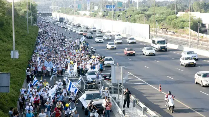 משפחת שליט צועדת בנתיבי איילון יולי 2010