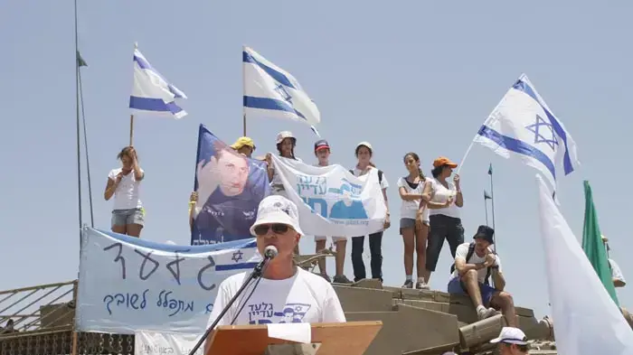 נועם שליט באירוע באנדרטת לטרון כחלק מצעדת משפחת שליט- יולי 2010 נועם שליט באירוע באנדרטת לטרון כחלק מצעדת משפחת שליט- יולי 2010