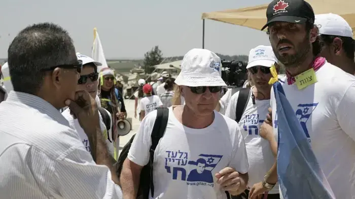 נועם שליט באירוע באנדרטת לטרון כחלק מצעדת משפחת שליט- יולי 2010 