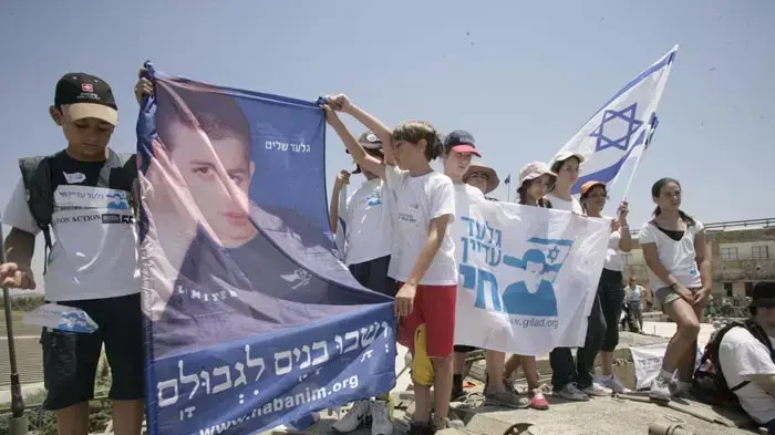 אירוע לגלעד שליט באנדרטת לטרון כחלק מצעדת משפחת שליט- יולי 2010 