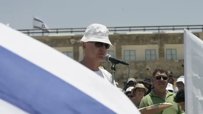 נועם שליט באירוע באנדרטת לטרון כחלק מצעדת משפחת שליט- יולי 2010 