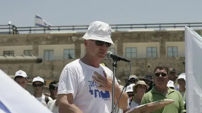 נועם שליט באירוע באנדרטת לטרון כחלק מצעדת משפחת שליט- יולי 2010 