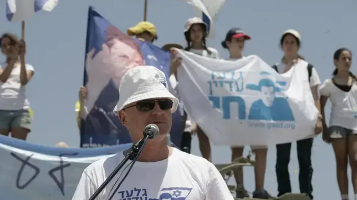 נועם שליט באירוע באנדרטת לטרון כחלק מצעדת משפחת שליט- יולי 2010 