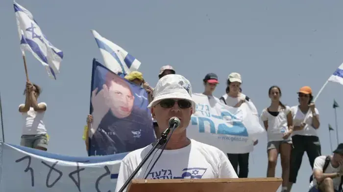 נועם שליט באירוע באנדרטת לטרון כחלק מצעדת משפחת שליט- יולי 2010 