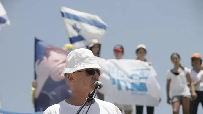 נועם שליט באירוע באנדרטת לטרון כחלק מצעדת משפחת שליט- יולי 2010 