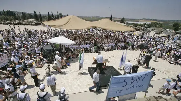 אירוע לגלעד שליט באנדרטת לטרון כחלק מצעדת משפחת שליט- יולי 2010 אירוע לגלעד שליט באנדרטת לטרון כחלק מצעדת משפחת שליט- יולי 2010