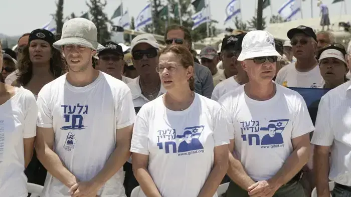 נועם שליט אביבה שליט ויואל שליט באירוע באנדרטת לטרון כחלק מצעדת משפחת שליט- יולי 2010 