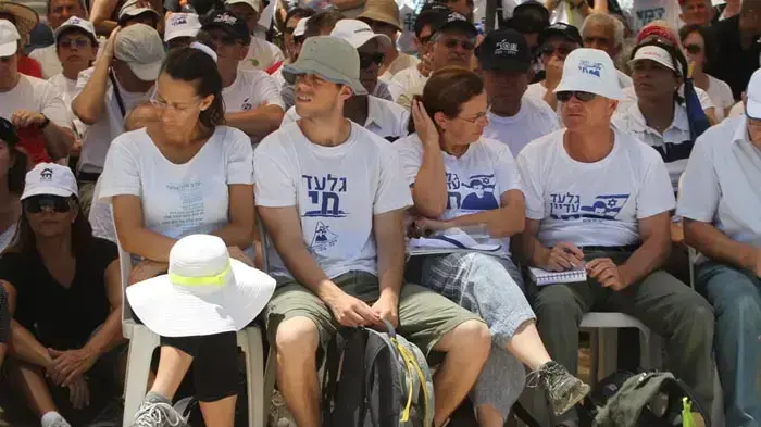 נועם שליט אביבה שליט יואל שליט ובת זוגו באירוע באנדרטת לטרון כחלק מצעדת משפחת שליט- יולי 2010 