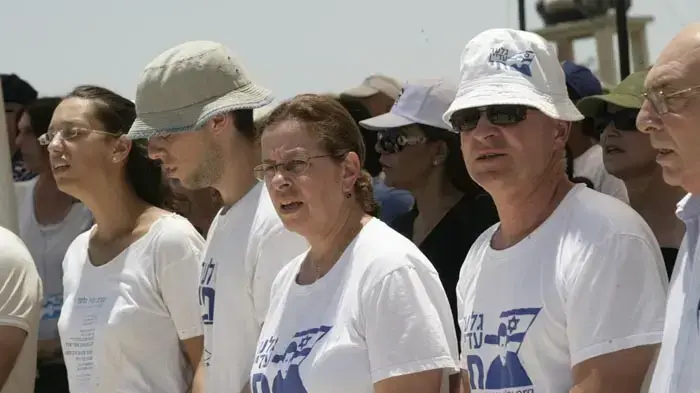 נועם שליט אביבה שליט יואל שליט ובת זוגו באירוע באנדרטת לטרון כחלק מצעדת משפחת שליט- יולי 2010 