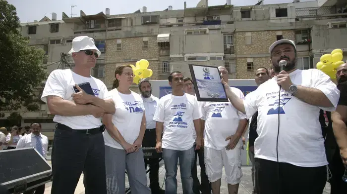 יומה ה-12 של צעדת משפחת שליט- צועדים באבו גוש יולי 2010 