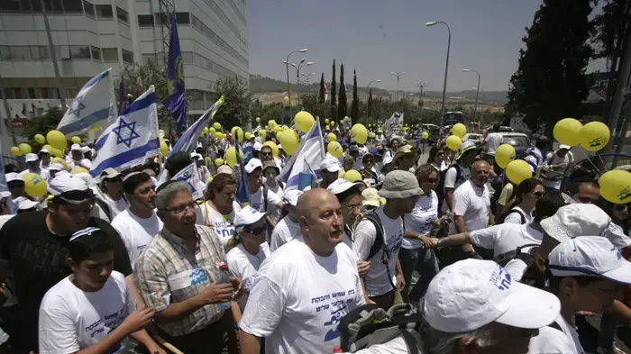 יומה ה-12 של צעדת משפחת שליט- צועדים באבו גוש יולי 2010 
