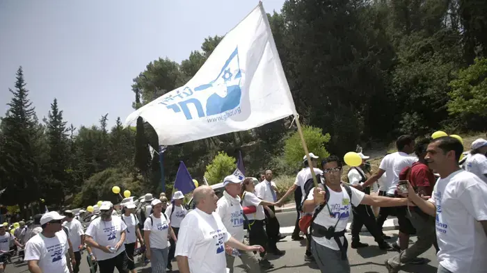 יומה ה-12 של צעדת משפחת שליט- צועדים באבו גוש יולי 2010 