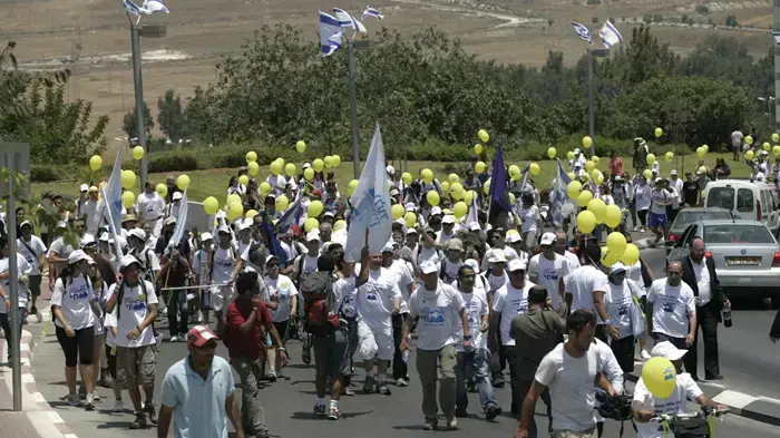 יומה ה-12 של צעדת משפחת שליט- צועדים באבו גוש יולי 2010 