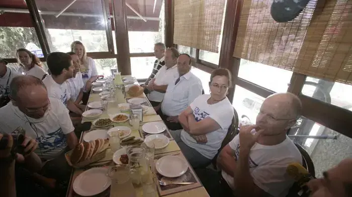 יומה ה-12 של צעדת משפחת שליט- צועדים באבו גוש יולי 2010 