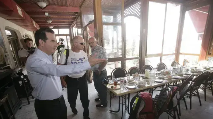 יומה ה-12 של צעדת משפחת שליט- צועדים באבו גוש יולי 2010  