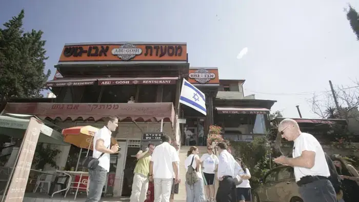 יומה ה-12 של צעדת משפחת שליט- צועדים באבו גוש יולי 2010  