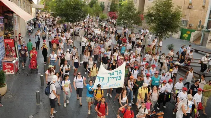 יומה ה-12 של צעדת משפחת שליט- צועדים ירושלים יולי 2010