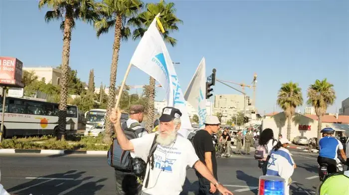 יומה ה-12 של צעדת משפחת שליט- צועדים ירושלים יולי 2010