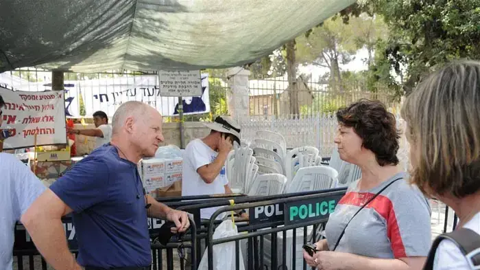 אביבה ונעם שליט במאהל בירושלים יולי 2010