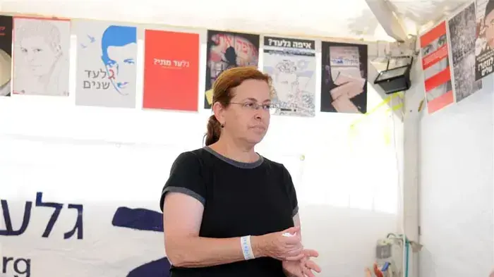 אביבה ונעם שליט במאהל בירושלים יולי 2010