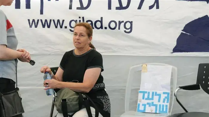 אביבה ונעם שליט במאהל בירושלים יולי 2010